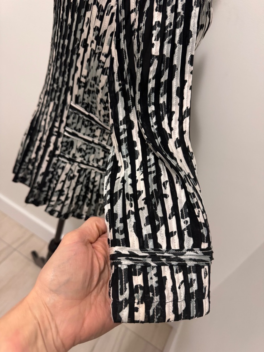 Black/White Vertical Print Jacket  Full Zipper 3/4 Sleeve Shutter Pleats Sz M/L - Picture 7 of 16
